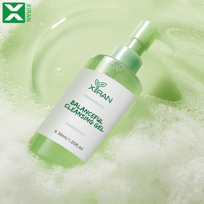 This cleansing gel purifies pores and removes dirt and excess sebum while calming inflammation.